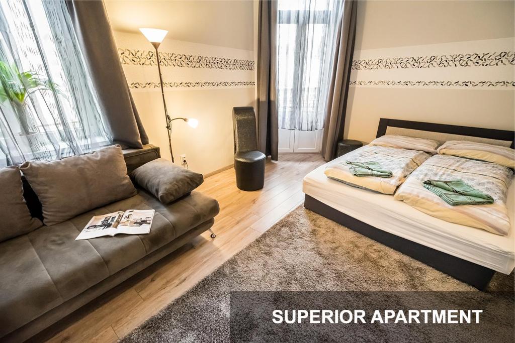 ein Schlafzimmer mit einem Bett und einem Sofa in der Unterkunft BpR Corvin Cosy Apartments in Budapest