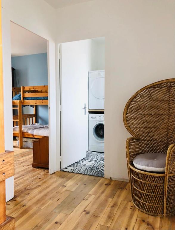 un salon avec une chaise et un miroir dans l'établissement La P’tite Préfaillaise, à Préfailles