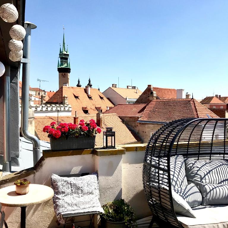 Balkón nebo terasa v ubytování Boutique Apartments U Rolanda, Mikulášské náměstí