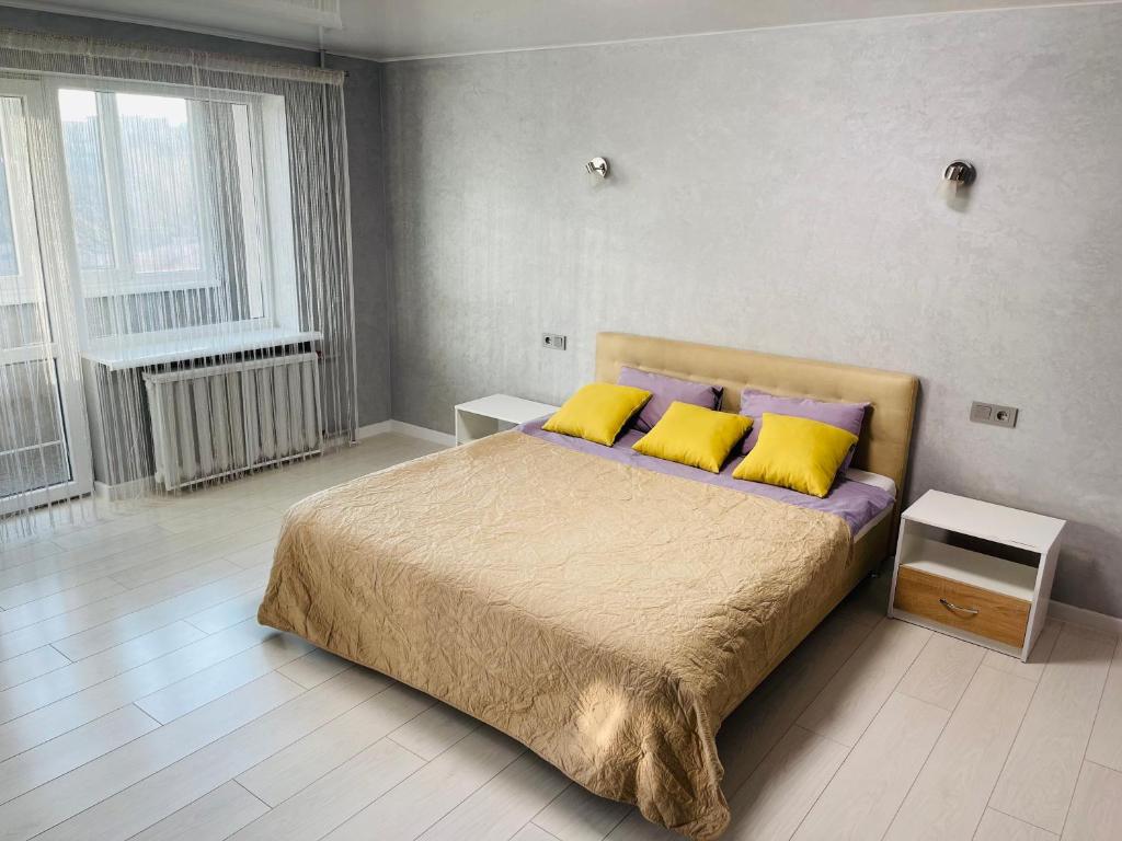 Кровать или кровати в номере ApartCenter Апартаменты LUX в центре Ярослава Мудрого