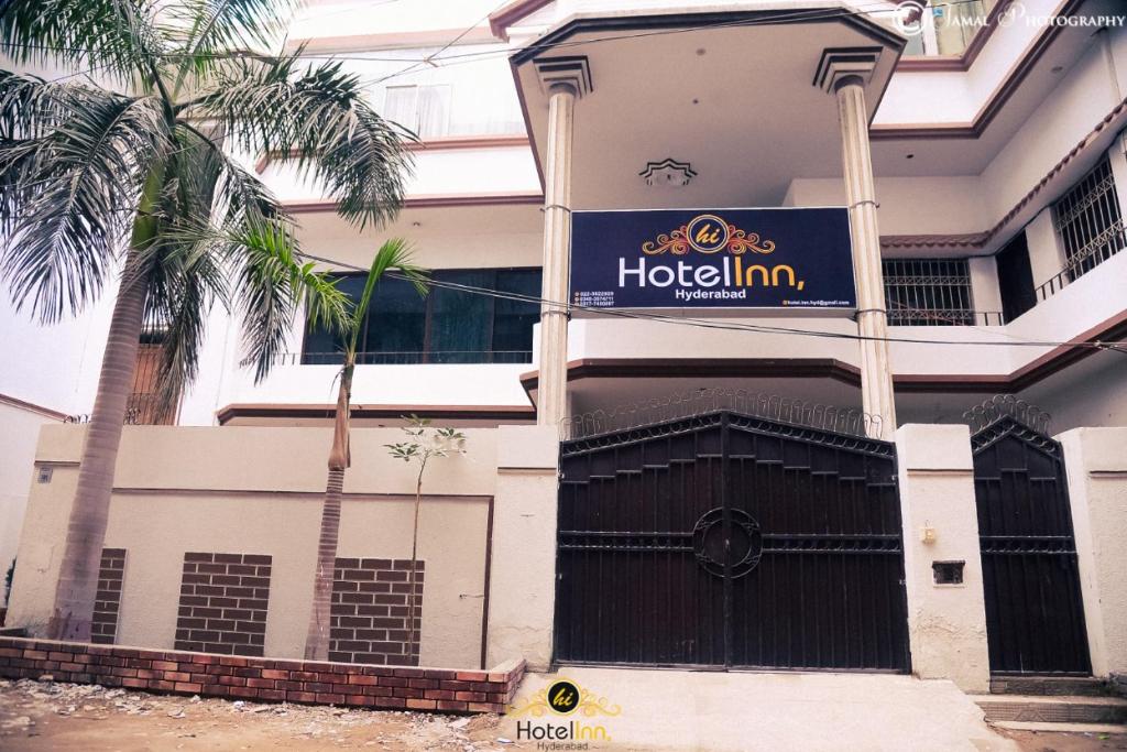 ein Haus mit einem Hotel-Gasthof-Schild davor in der Unterkunft Hotel Inn Hyderabad in Hyderabad