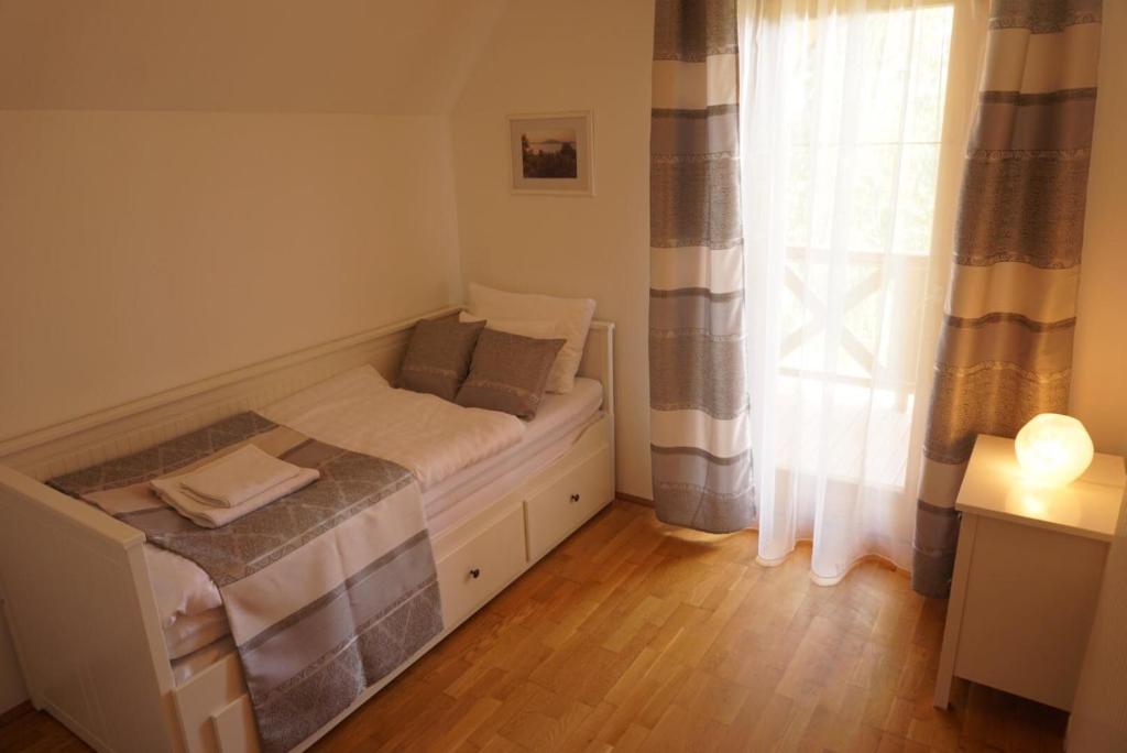 Łóżko lub łóżka w pokoju w obiekcie Emese Apartman Cserszegtomaj