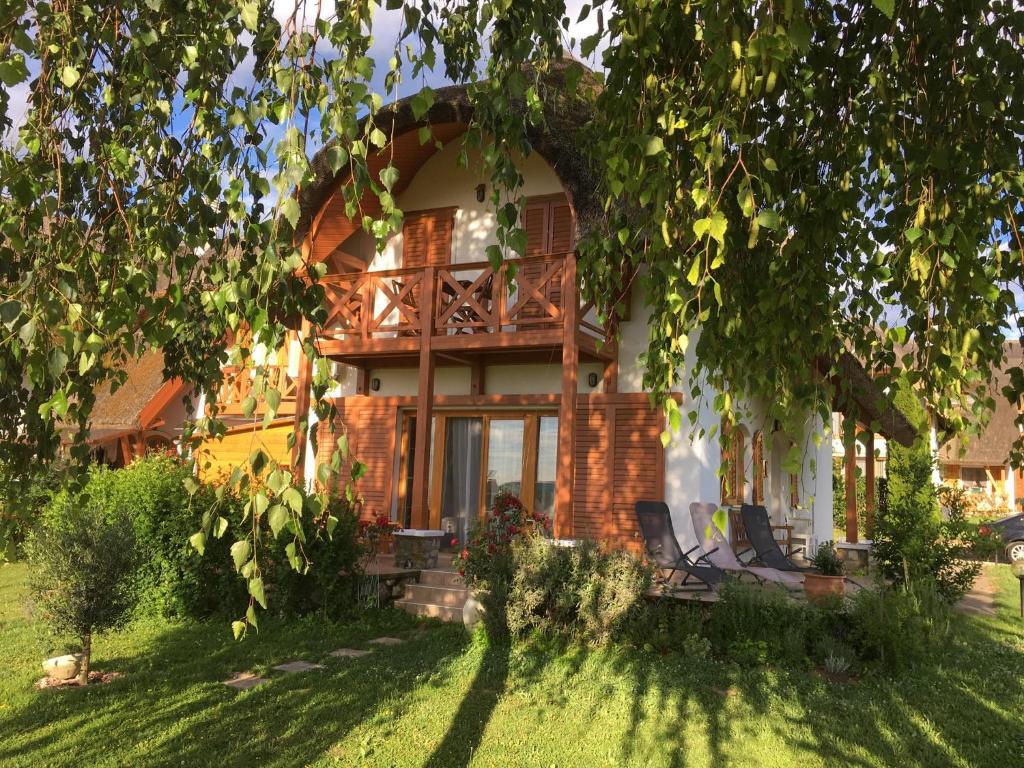Ogród w obiekcie Emese Apartman Cserszegtomaj
