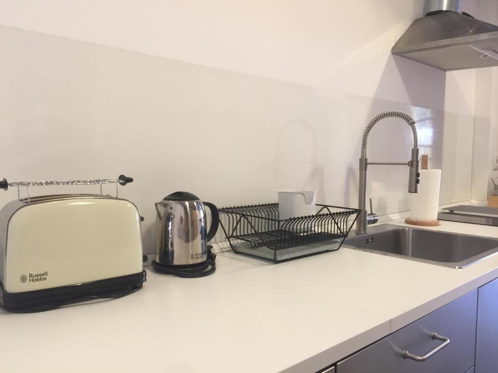 A kitchen or kitchenette at Suites La Catedral