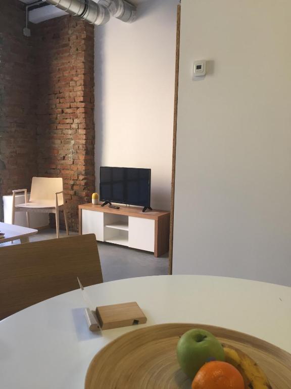 A television and/or entertainment centre at Suites La Catedral