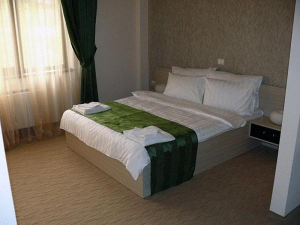 Postel nebo postele na pokoji v ubytování Hotel Davos