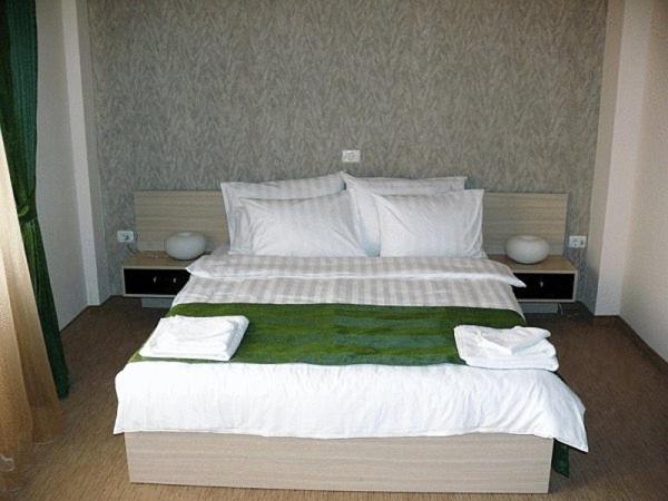 Postel nebo postele na pokoji v ubytování Hotel Davos