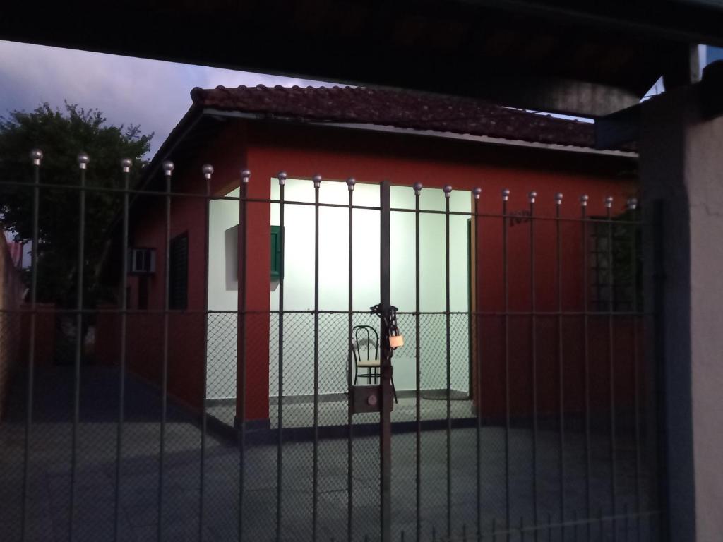 a gate to a building with a red at Casa Aconchegante in São Sebastião