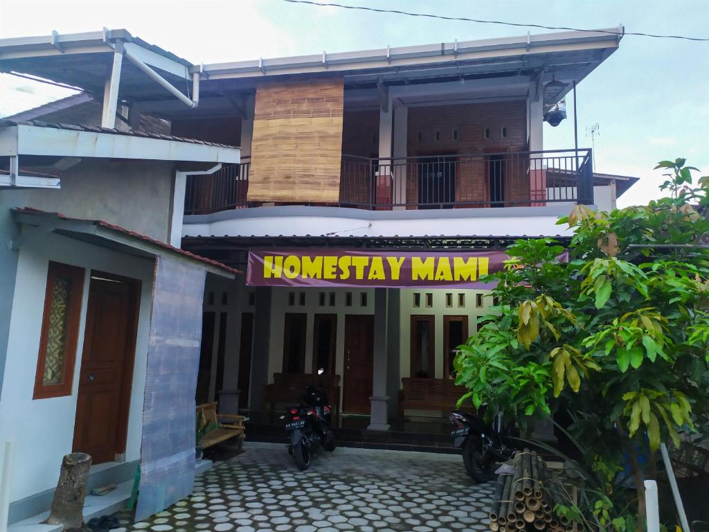 un panneau d'homme à l'avant d'un bâtiment dans l'établissement Homestay Mami Borobudur, à Borobudur