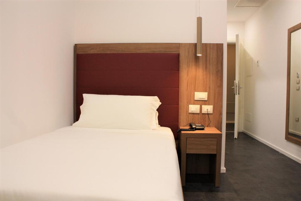 Postel nebo postele na pokoji v ubytování V Hotel