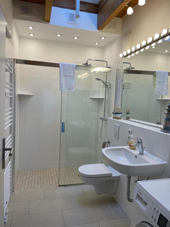 Koupelna v ubytování Ferienwohnung im Stadtzentrum von Bernau - Komfortable Wohnung mit 2 Zimmern, Bad, Spülmaschine, Waschmaschine, komplette Küche, WLAN, Terrasse, ruhige Lage