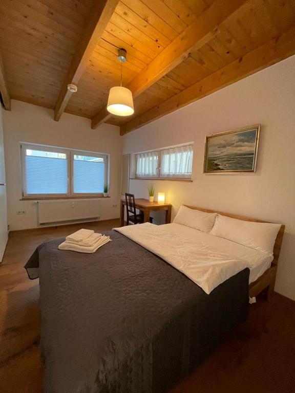 Postel nebo postele na pokoji v ubytování Ferienwohnung im Stadtzentrum von Bernau - Komfortable Wohnung mit 2 Zimmern, Bad, Spülmaschine, Waschmaschine, komplette Küche, WLAN, Terrasse, ruhige Lage