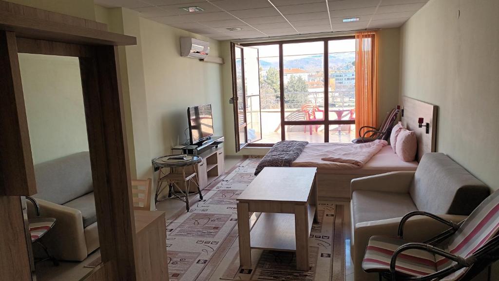 Pokój z 2 łóżkami i salonem z oknem w obiekcie Стая за гости Пентагона w mieście Kyrdżali