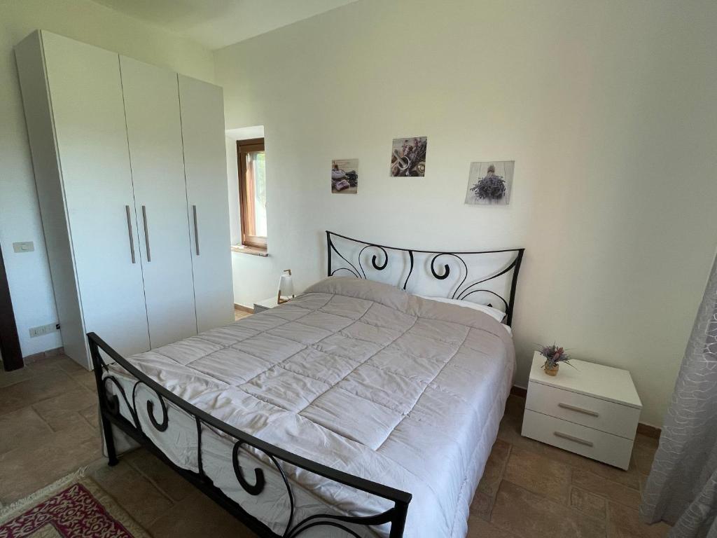 A bed or beds in a room at Appartamento TERRACOTTA nel Podere Gretano