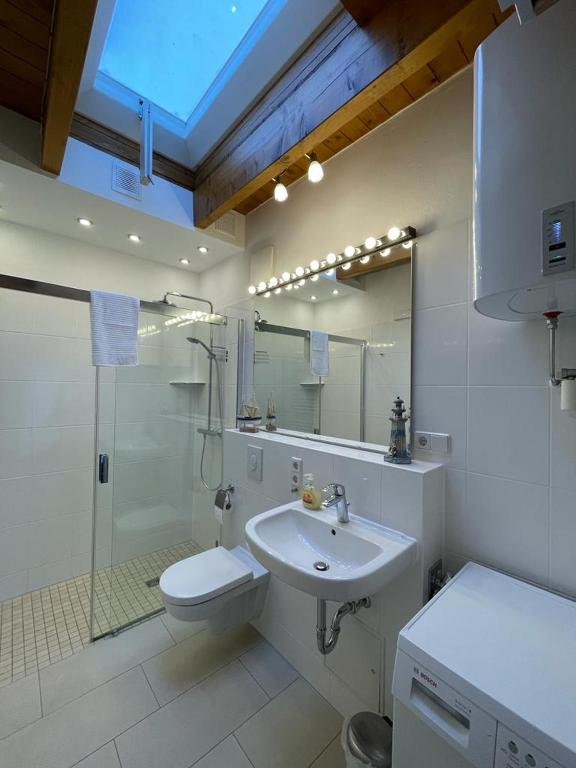Koupelna v ubytování Ferienwohnung im Stadtzentrum von Bernau - Komfortable Wohnung mit 2 Zimmern, Bad, Spülmaschine, Waschmaschine, komplette Küche, WLAN, Terrasse, ruhige Lage