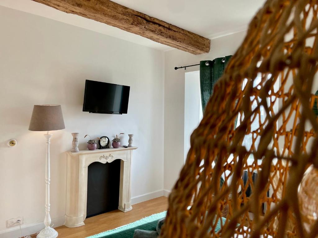 TV a/nebo společenská místnost v ubytování La Naomath - Maison d'hôtes, Hébergement insolite & Gîte
