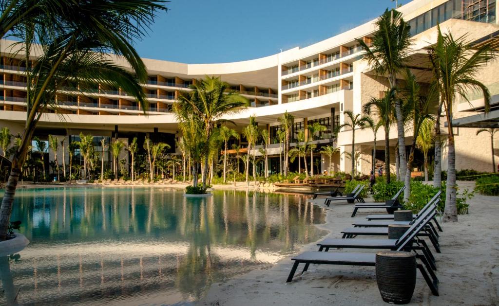 Бассейн в Secrets Moxché Playa del Carmen - Adults Only - All Inclusive или поблизости