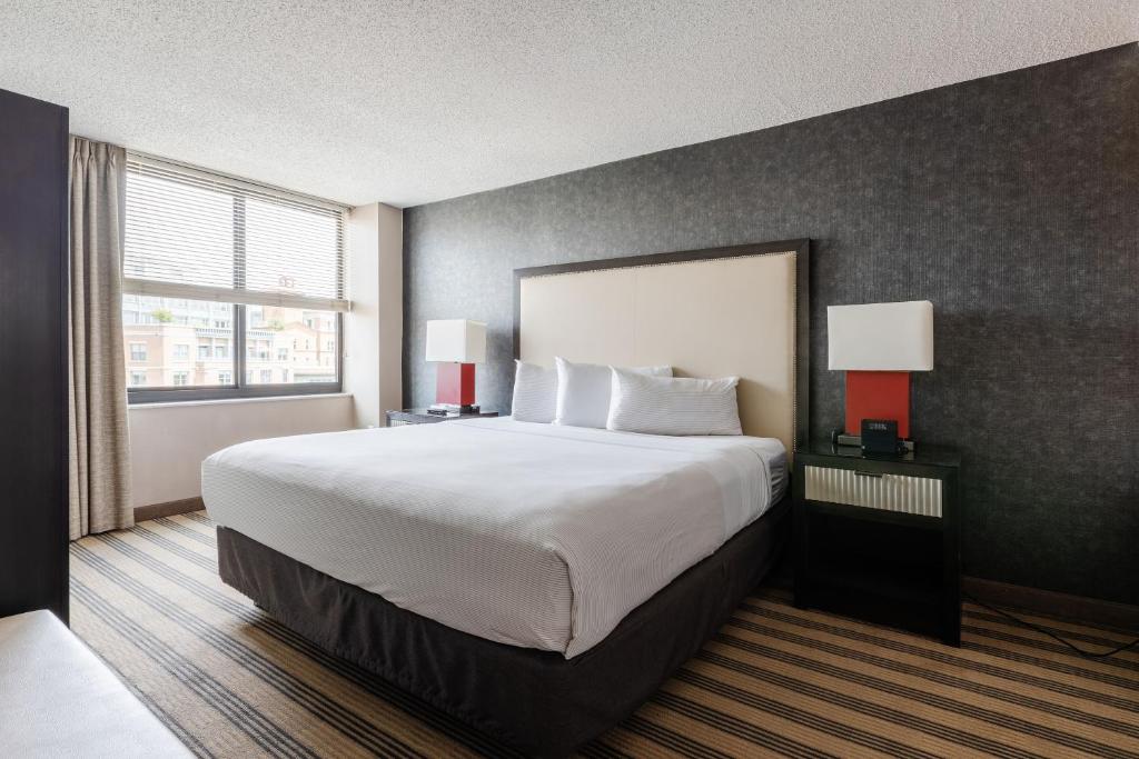 2500 Penn, a Placemakr Experience - King 1 Bedroom Apartment