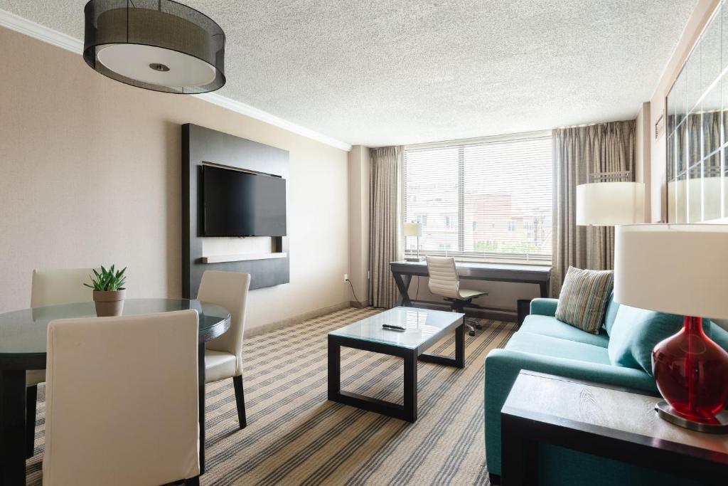 2500 Penn, a Placemakr Experience - 2 Queen One Bedroom Apartment