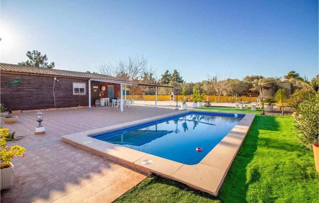 basen na podwórku domu w obiekcie Cozy Home In Molina De Segura w mieście Molina de Segura