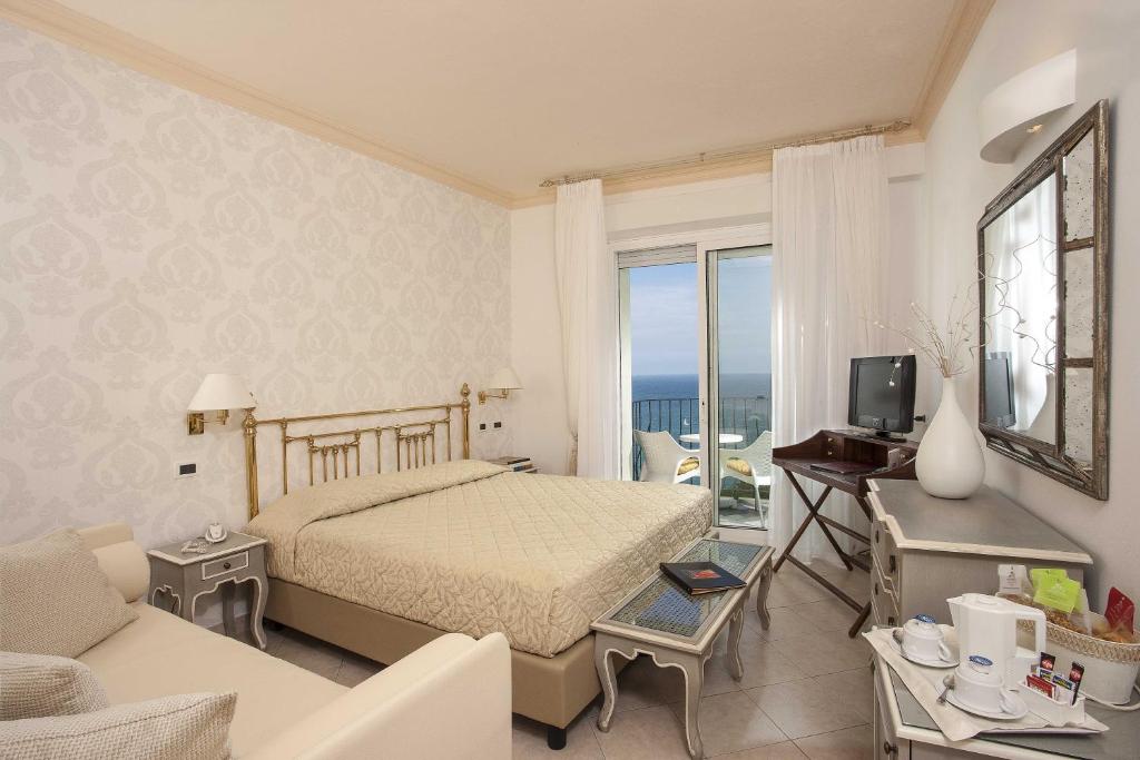 Postel nebo postele na pokoji v ubytování Hotel Posillipo