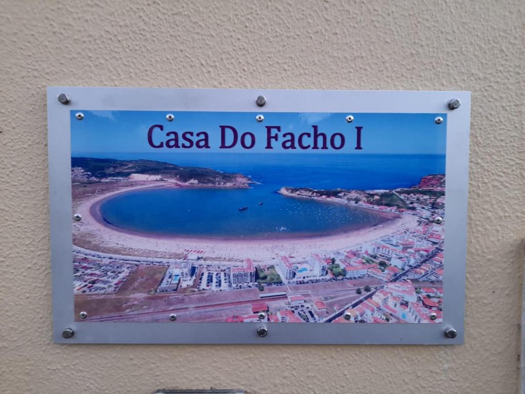 un cartello che legge "casa do fación" su un muro di Casa do Facho a São Martinho do Porto