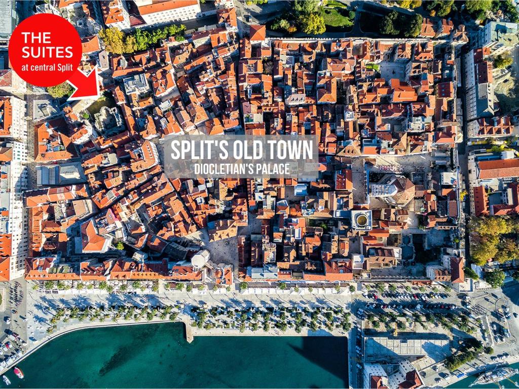 una vista aérea de una ciudad con un complejo en THE SUITES at central Split, en Split