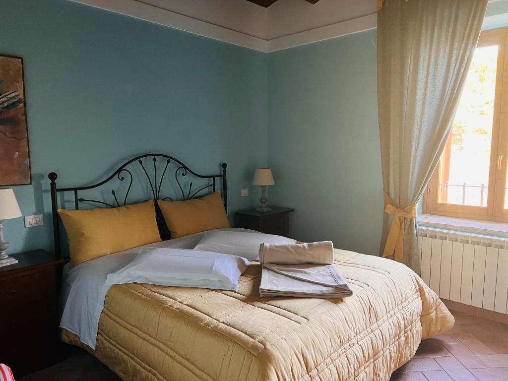 sypialnia z dużym łóżkiem z niebieskimi ścianami w obiekcie Agriturismo Il Divin Casale w mieście Torgiano