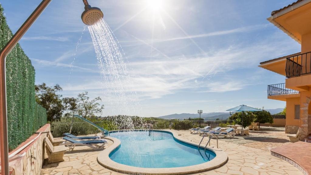 una piscina con rociador de agua en 2 Carva - Blanes, en Blanes