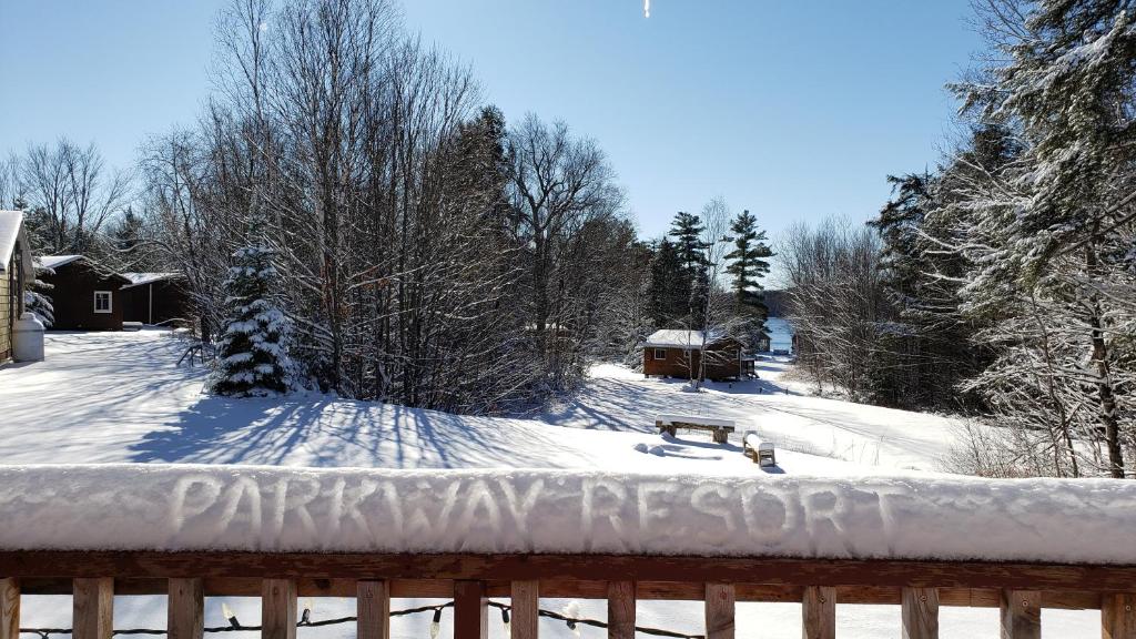 Parkway Cottage Resort and Trading Post v zimě