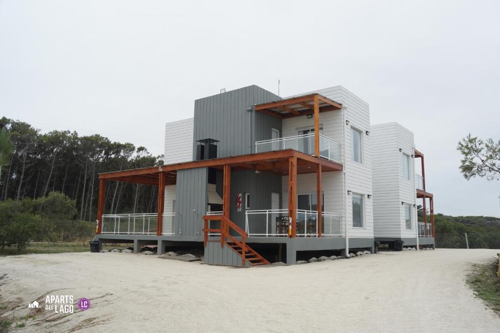 a house that is sitting on the beach at Aparts del lago de los cisnes in Necochea
