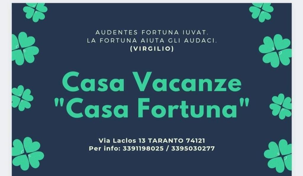 a sign with four leaf clovers on a blue background at CASA VACANZE : CASA FORTUNA in Taranto