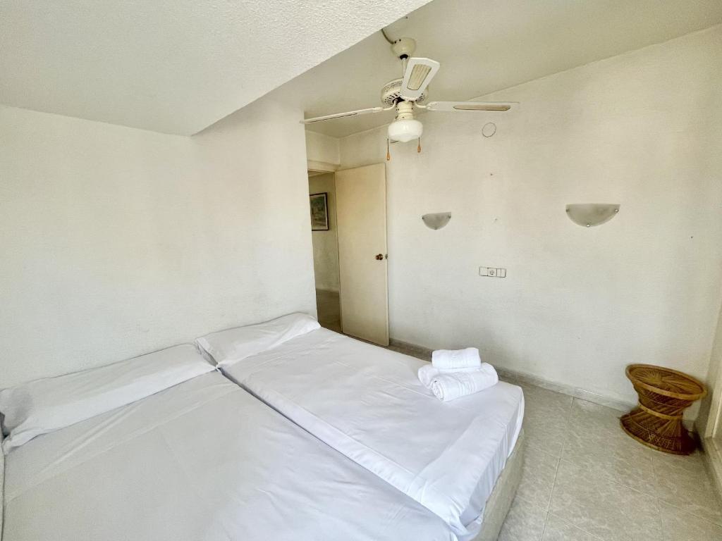 A bed or beds in a room at Caballos Apartment