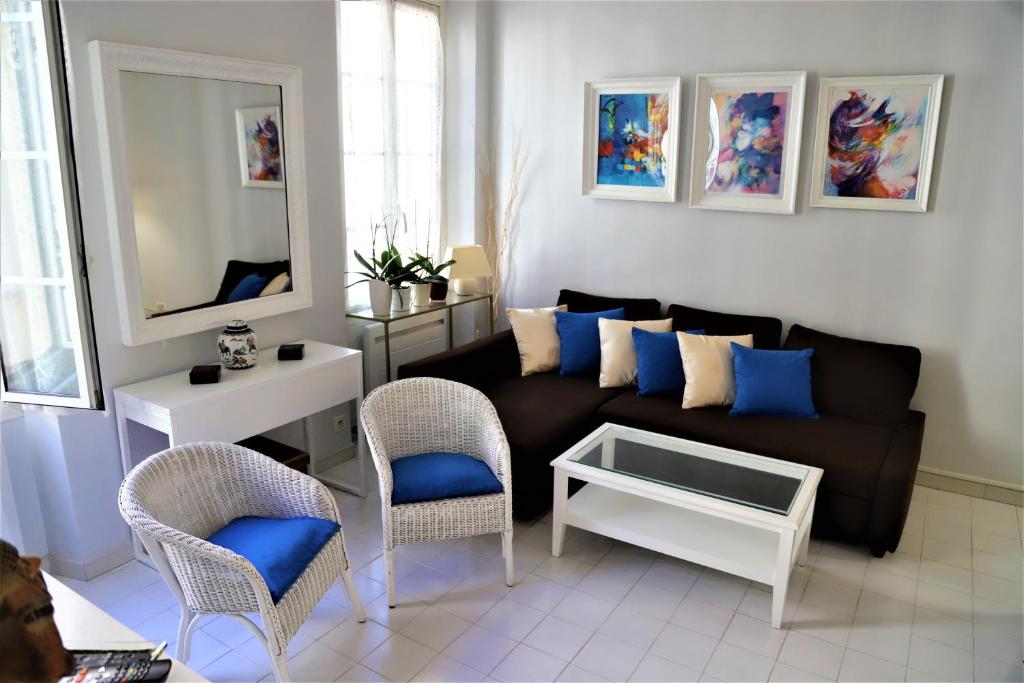 sala de estar con sofá y 2 sillas en Hoche Cannes Centre "Palais - Croisette - Beach", en Cannes