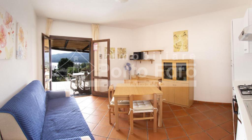 A kitchen or kitchenette at 15B - Grazioso appartamento riservato a Porto Mannu