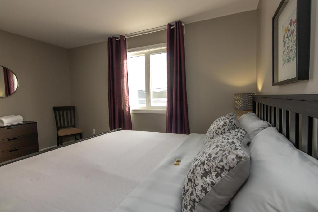 Postel nebo postele na pokoji v ubytování The Killick Inn & Suites