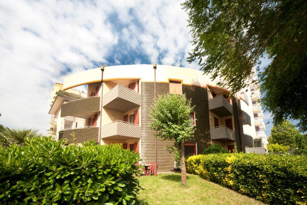 un edificio con balcones en un lateral en Aris Residence, en Riccione