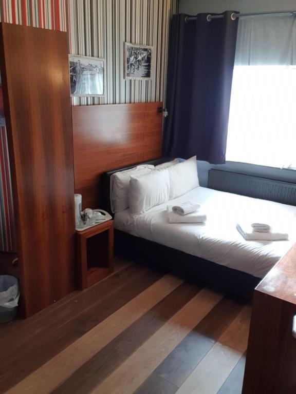 Bennetts Hotel - 