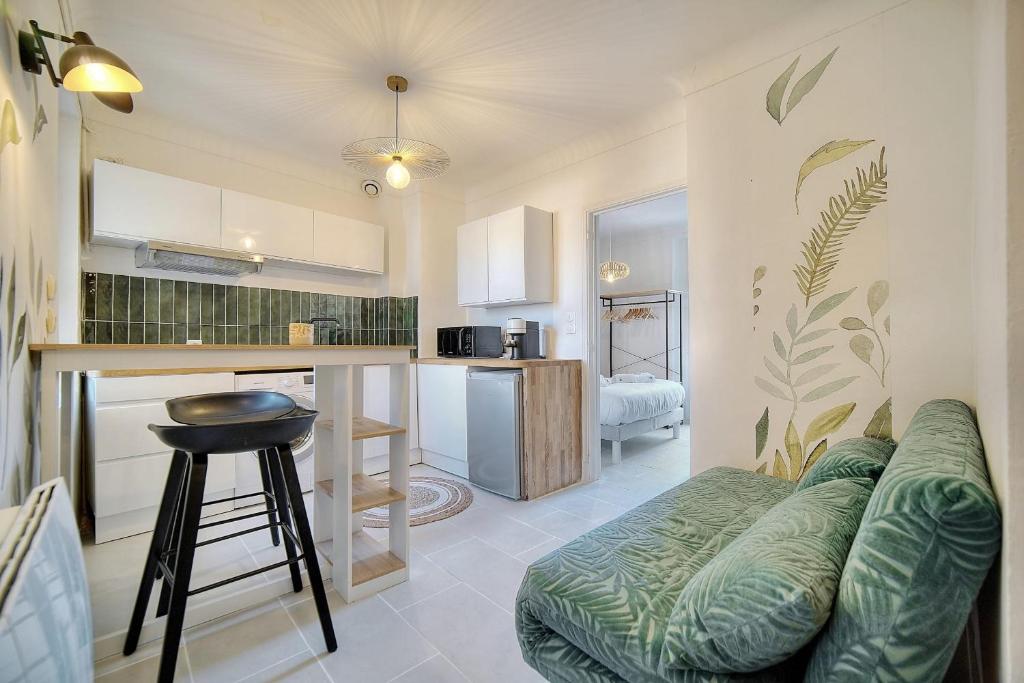 uma sala de estar com um sofá e uma cozinha em IMMOGROOM - Refurbished - Suquet - Sea view em Cannes