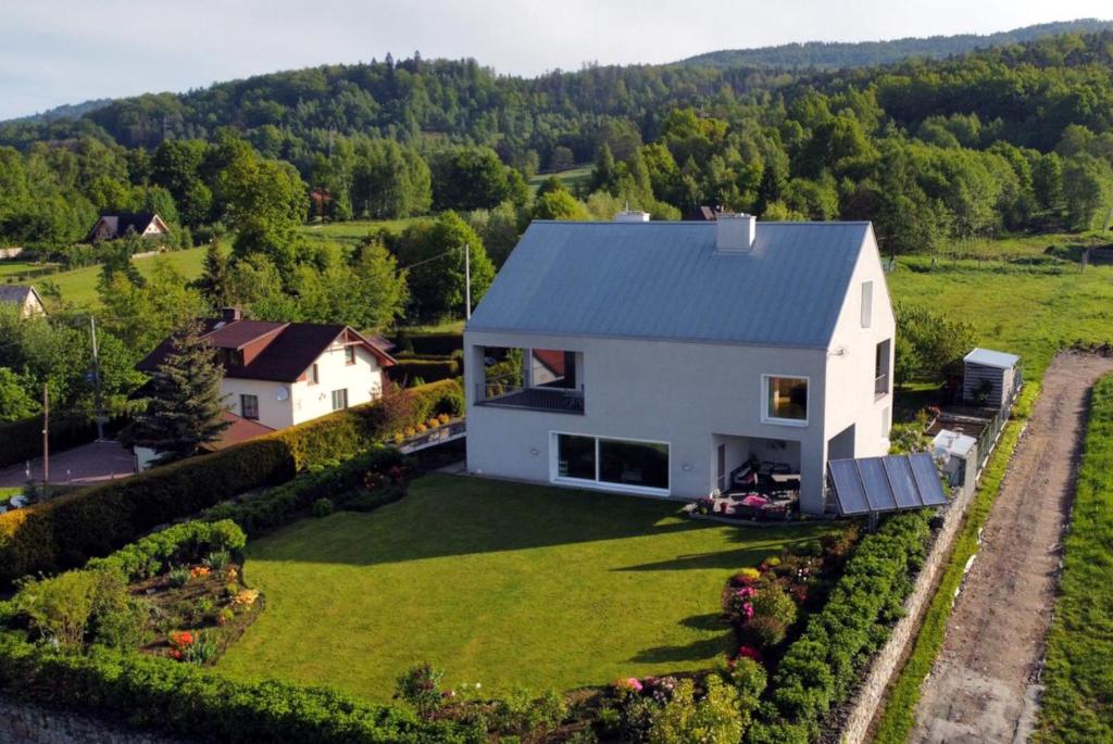 an aerial view of a white house with a yard at Dom Na Zboczu in Łodygowice