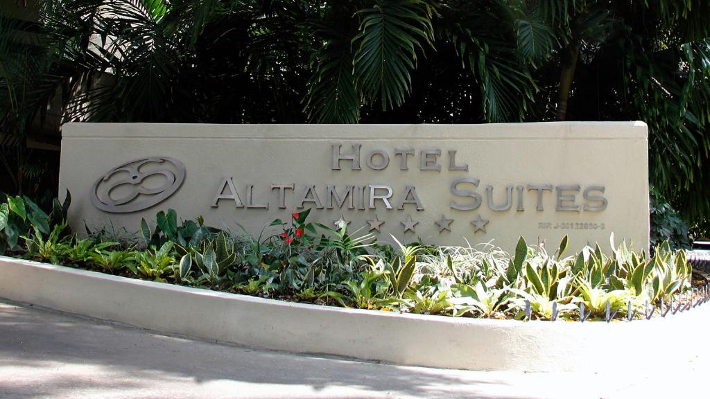 un cartel para un hotel en suites atlánticas en HOTEL ALTAMIRA SUITES, en Caracas