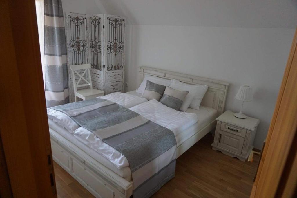 Łóżko lub łóżka w pokoju w obiekcie Emese Apartman Cserszegtomaj