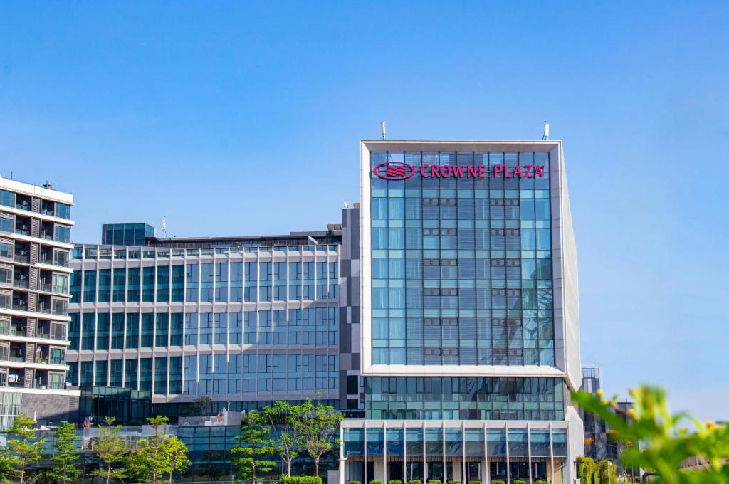 un edificio con un cartel en el costado en Crowne Plaza Shenzhen World Exhibition and Convention Center, an IHG Hotel, en Shenzhen