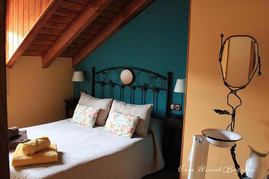 1 dormitorio con 1 cama con espejo en la pared en Casa Begoña, en Igüeña