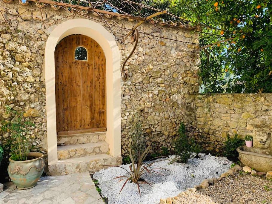 Private House with garden in Mougins old Village, Mougins – Tarifs 2023