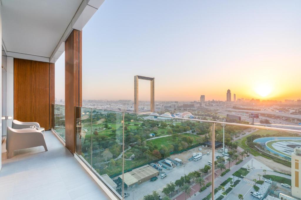 d'un balcon avec vue sur la ville. dans l'établissement Ultimate Stay / 3 Beds / Gorgeous Frame and Park View / 250m from Metro / 1 Stop from World Trade Center, à Dubaï