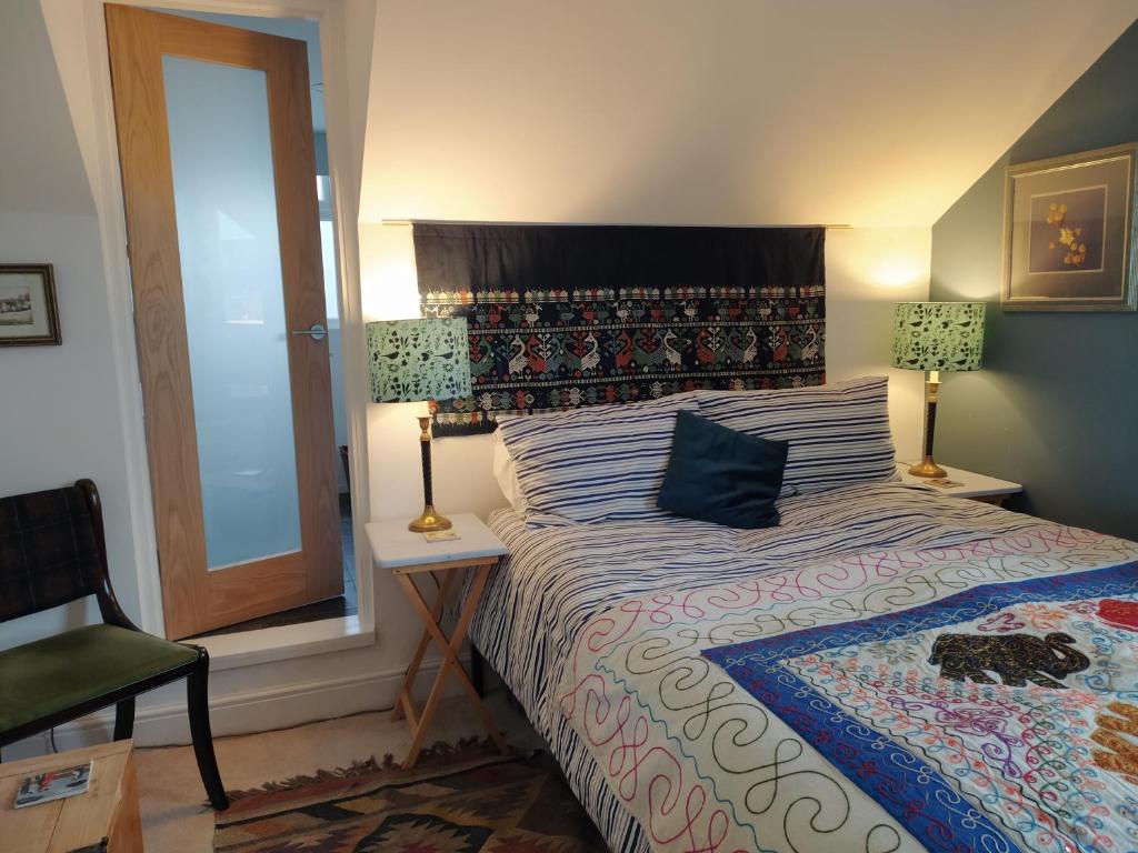 - une chambre avec un lit, une chaise et une fenêtre dans l'établissement Offa Home, à Leamington Spa