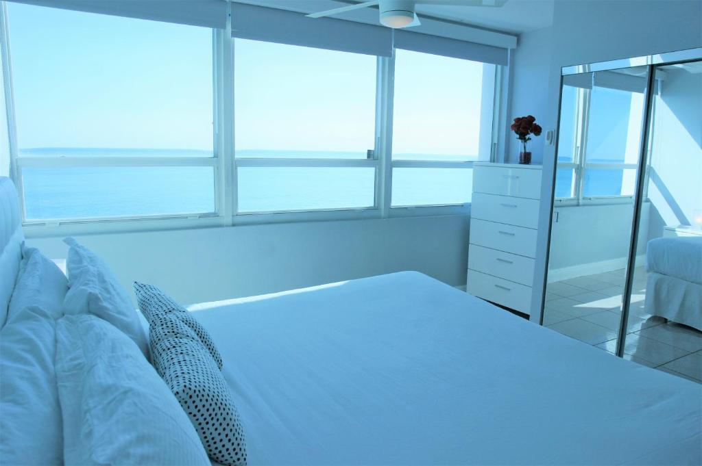 מיטה או מיטות בחדר ב-Oceanfront condo with ocean view beach, bar, free parking and gym!