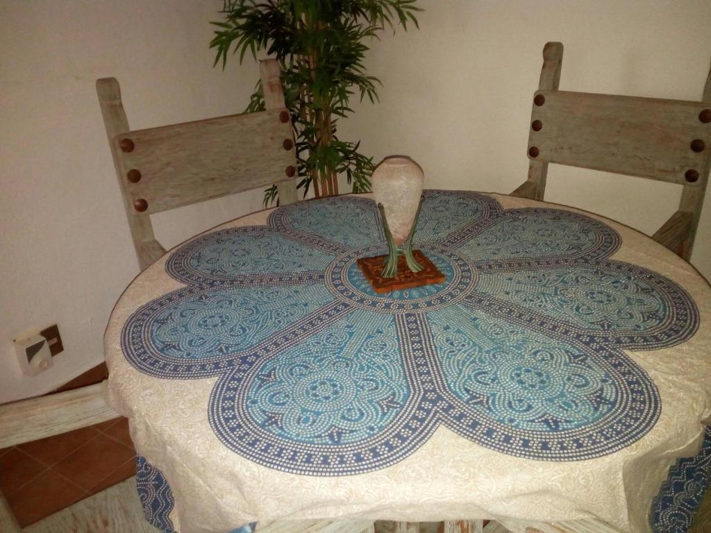 una mesa con un patrón azul y blanco. en Camino al Mar en Santa Cruz - Huatulco