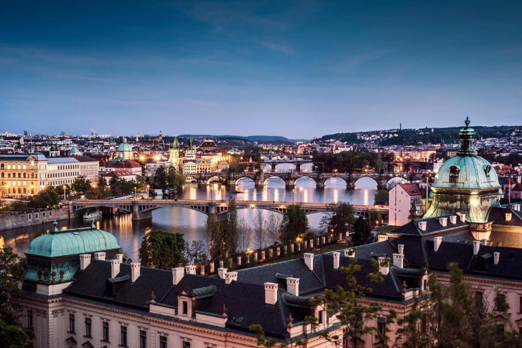 una vista de la ciudad de Viena por la noche en My Hotel Apollon en Praga